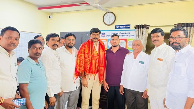  జిన్నారం సీఐ నాగార్జున గౌడ్ ని సన్మానించిన కాంగ్రెస్ నాయకులు