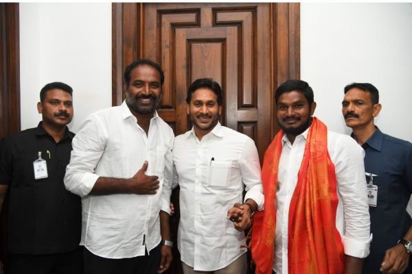 ఉప్పుమాగులూరు ఎంపీటీసీ నామినేషన్‌పై వివాదం  టీడీపీ ప్రభుత్వం కక్షపూరితంగా వ్యవహరించింది: ప్రసాద్‌రెడ్డి ఆరోపణ