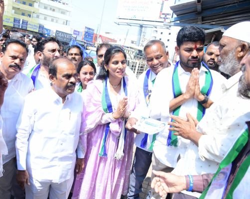 22వ వార్డులో గోవిందరెడ్డి ఐశ్వర్య సుడిగాలి పర్యటన
