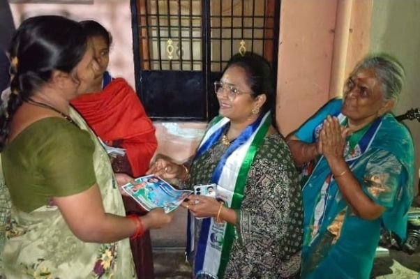 16వ డివిజన్‌లో కోనమ్మ ప్రచారానికి, బండి శ్రీకాంత్.. ఇంటింటా ప్రజలతో మమేకం