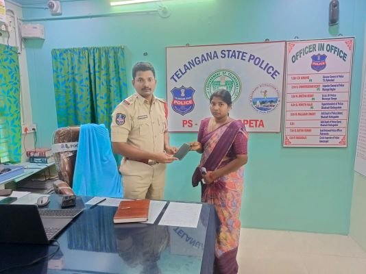 పోగొట్టుకున్న మొబైల్‌ను సీఈఐఆర్ ద్వారా అందజేత**సీఈఐఆర్ పోర్టల్ ద్వారా రికవరీ చేసి బాధితురాలికి అందజేసిన సాయి కిషోర్ రెడ్డి*