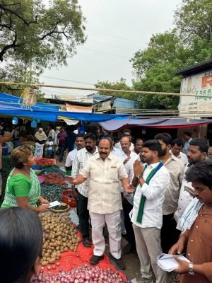 పాతూరు కూరగాయల మార్కెట్‌లో వైఎస్సార్‌సీపీ ఎన్నికల ప్రచారం