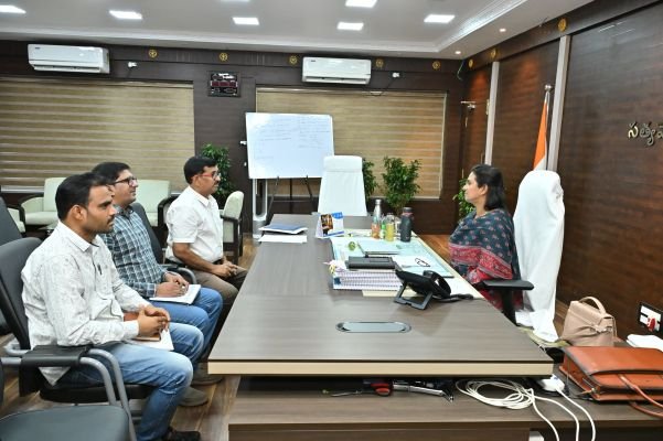 పరిశ్రమల ఏర్పాటులో పురోగతిని వేగవంతం చేయాలి*  *పెండింగ్‌లో ఉన్న పారిశ్రామిక ప్రాజెక్టులను త్వరితగతిన పూర్తి చేయాలి*  *జిల్లా కలెక్టర్ డా.ఏ.సిరి*