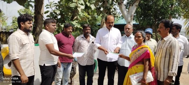 17 మంది లబ్ధిదారులకు రేషన్ కార్డులు అందజేసిన వైస్ చైర్మన్ జూపల్లి రమేష్ బాబు- అశ్వారావుపేట మున్సిపాలిటీలో ఇప్పటివరకు 250 రేషన్ కార్డుల పంపిణీ