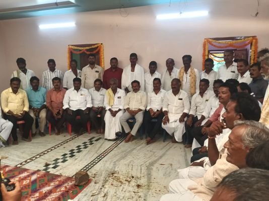 గృహప్రవేశ కార్యక్రమంలో టిడిపి నేతలు. 