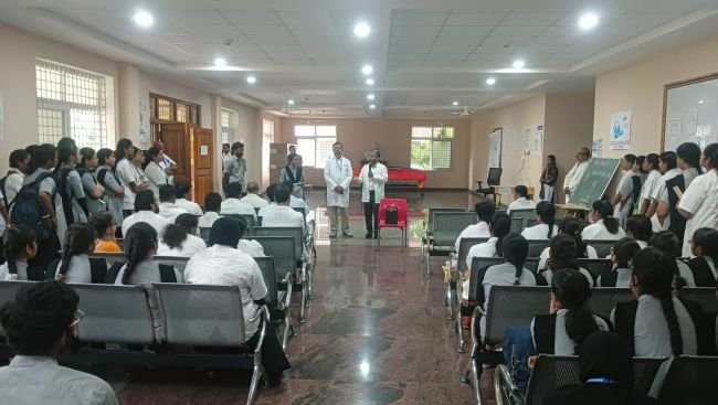 రాజమహేంద్రవరం ప్రభుత్వ వైద్య కళాశాల (GMC)లో  ప్రపంచ స్ట్రోక్ దినోత్సవాన్ని పురస్కరించుకొని, కళాశాల ప్రిన్సిపాల్ డా. M.S. రాజు అధ్యక్షతన స్ట్రోక్ నివారణ, ముందస్తు లక్షణాల గుర్తింపు, సకాలంలో చికిత్సపై అవగాహన సదస్సు