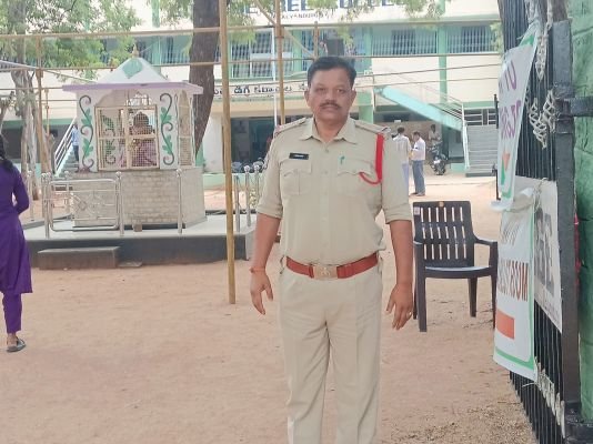 బ్యాలెట్ ఓటింగ్ గట్టి బందోబస్తు నిర్వహిస్తున్న సీఐ.