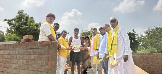 ధనాపురం, హోన్నంపల్లిలో టీడీపీ ప్రచార హోరు.. రాజగోపాల్‌కు మద్దతుగా జడ్పీటీసీ వెంకటేష్..... గ్రామాభివృద్ధి, ప్రజా సంక్షేమమే లక్ష్యంగా ఇంటింటి ప్రచారం.. సైకిల్ గుర్తుకు ఓటేయాలని విజ్ఞప్తి