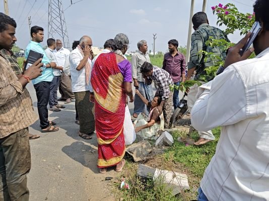 రోడ్డు ప్రమాదంలో ఇరువురికి గాయాలు