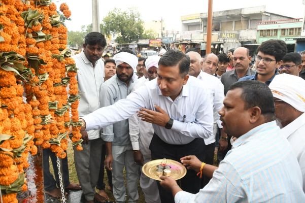 కొమురం భీమ్ విగ్రహానికి ఘనంగా నివాళులర్పించిన జిల్లా కలెక్టర్ రాజర్షిషా
