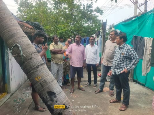 తుఫాన్ సహాయ చర్య లో పాల్గొన్న అధికారులు