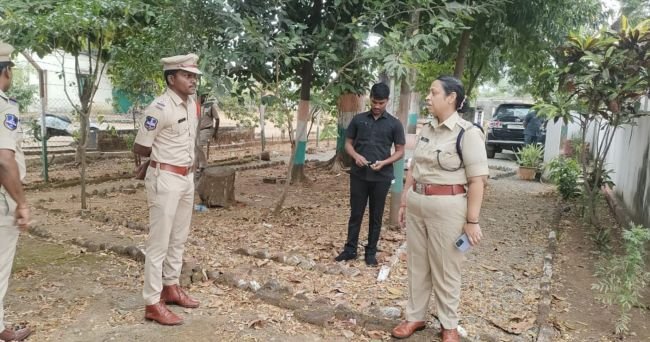 ఈస్గాం పోలీస్‌స్టేషన్‌ను తనిఖీ చేసిన ఎస్పీ
