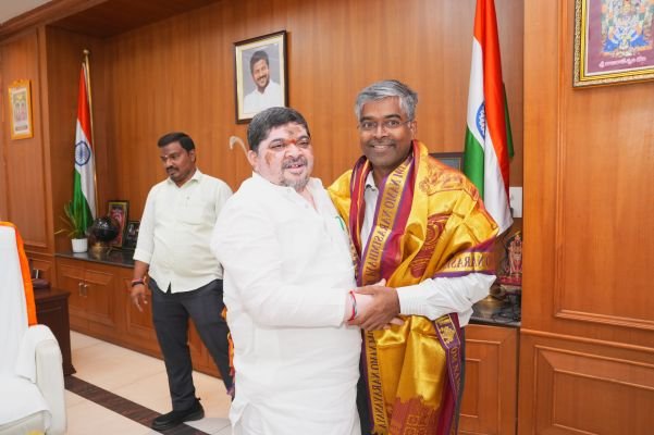 రవాణా శాఖ కార్యదర్శిగా ఇలంబర్తి బాధ్యతల స్వీకరణః  మంత్రి పొన్నం ప్రభాకర్ అభినందనలు