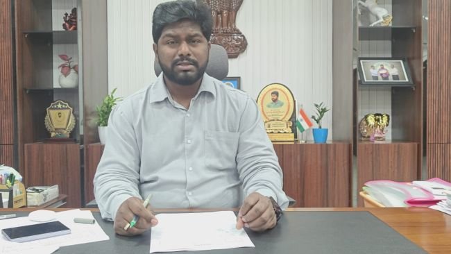 ఓటర్ల ఇంటింటికీ ఓటర్ స్లిప్పుల పంపిణీ : కమిషనర్ వై.ఓ. నందన్