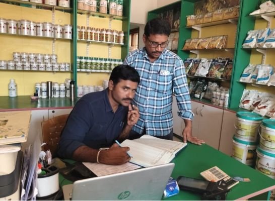 ప్రభుత్వం నిర్ణయించిన ధరలకే ఎరువులను విక్రయించాలి