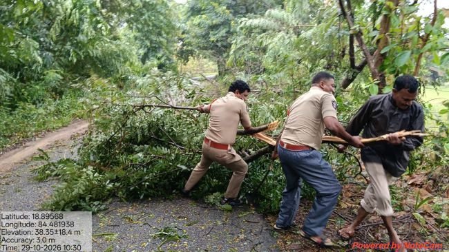 లోతట్టు ప్రాంతాల ప్రజలను అప్రమత్తం చేసిన  పోలీసులు..