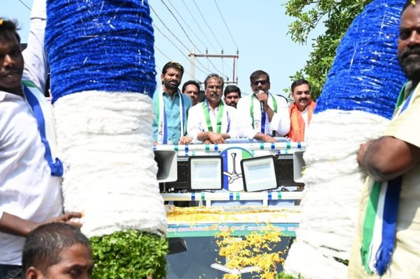 వైసిపి అభ్యర్థులపై పూల వర్షం కురిపిస్తూ.. ఘన స్వాగతం పలుకుతున్న ప్రజలు.