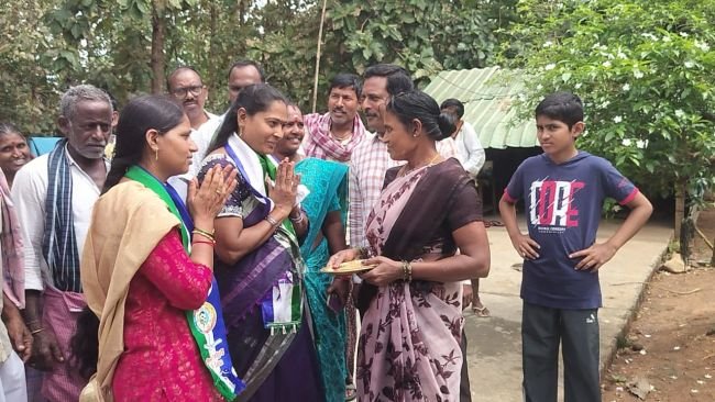 ప్రచారంలో దూసుకుపోతున్న వైసిపి అభ్యర్థులు