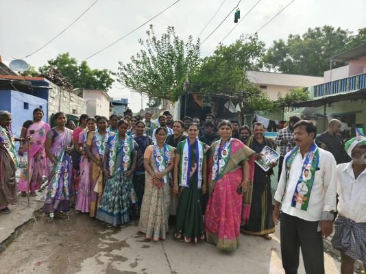 ఫ్యాన్ గుర్తుకు ఓటేసి మోపురి సావిత్రిని గెలిపించండి.. ఇంటింటా ప్రచారం నిర్వహించిన వైఎస్ఆర్సిపి జడ్పిటిసి అభ్యర్థి