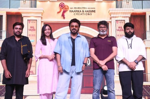 రేపే 'ఆదర్శ కుటుంబం' గ్రాండ్ రిలీజ్.. 20 ఏళ్ల తర్వాత వెంకటేష్-త్రివిక్రమ్ మ్యాజిక్ రిపీట్ అయ్యేనా!