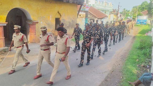 స్థానిక సంస్థల ఎన్నికల నేపథ్యంలో సమస్యాత్మక  గ్రామాల్లో పోలీసుల కవాతు