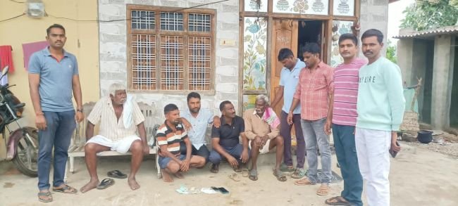 బెజ్జూరులో పేకాట స్థావరంపై పోలీసుల దాడి.. ఐదుగురు పట్టివేత...