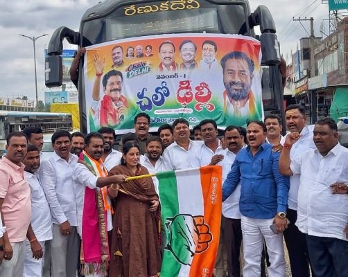 పటాన్‌చెరు నుంచి ఢిల్లీ బాట పట్టిన కాంగ్రెస్ శ్రేణులు