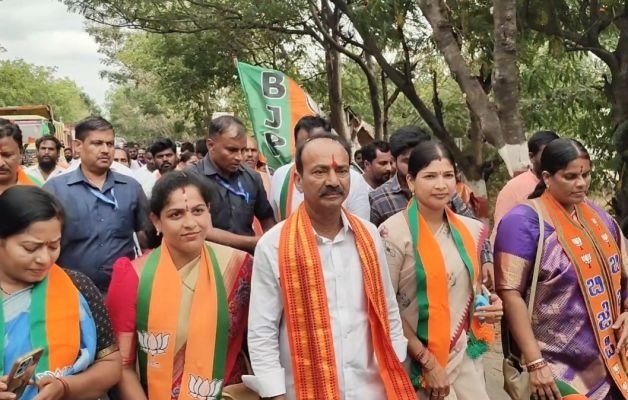 ఈటల రాజేందర్‌ పాదయాత్రలో పాల్గొన్న ఎల్లంపేట్‌ మున్సిపల్‌ వైస్‌ చైర్మన్‌ మేకల రజిత దేవేందర్‌ రెడ్డి