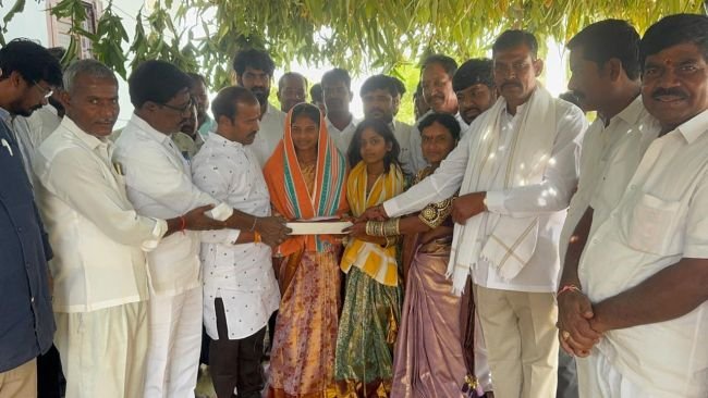 పేదింటి ఆడబిడ్డ పెళ్లికి అండగా నిలిచిన జర్పుల దశరథ్ నాయక్