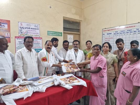షాద్‌నగర్ ప్రభుత్వ ఆసుపత్రి వర్కర్లకు దుస్తులు పంపిణీ చేసిన ఎమ్మెల్యే శంకర్