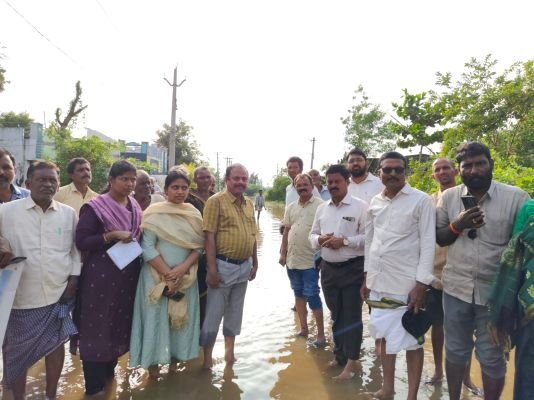 నీటిలో మునిగిపోయిన పంటలను పరిశీలించిన....డాక్టర్ జి జోగి నాయుడు.