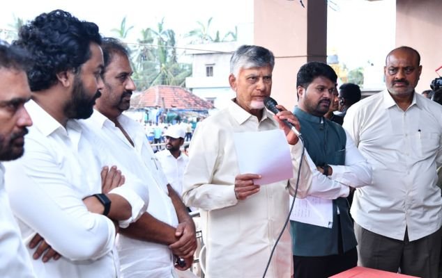 తుఫాన్ ప్రభావిత ప్రాంతాల్లో పర్యటించిన ముఖ్యమంత్రి చంద్రబాబు...