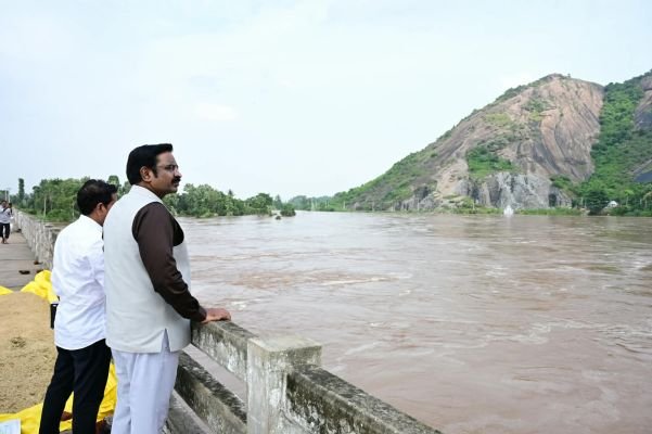 ​వర్ష ప్రభావిత ప్రాంతాల్లో కలెక్టర్ విస్తృత పర్యటన అధికారులకు కీలక ఆదేశాలు
