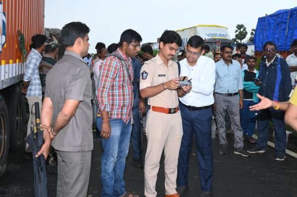 బహుదా నది వరద పరిస్థితులను క్షేత్రస్థాయిలో పరిశీలించిన జిల్లా కలెక్టర్,ఎస్పీ.