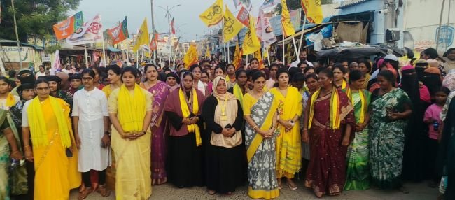 ఆత్మకూరులో అదిరిన నారీభేరి ర్యాలీ  --వేలాదిగా పాల్గొన్న మహిళలు 