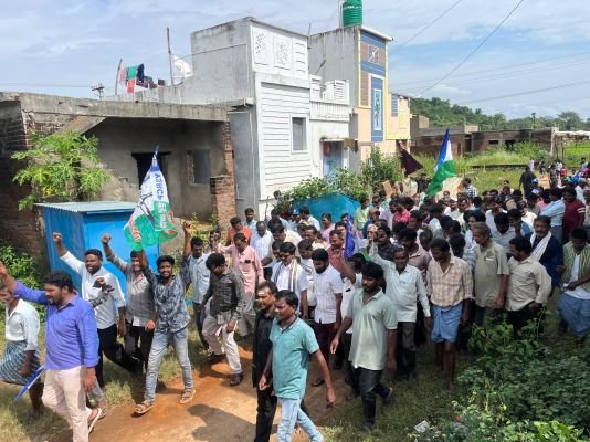 మక్కువ లో హోరెత్తిస్తున్న ప్రధాన పార్టీల  ప్రచారం  
