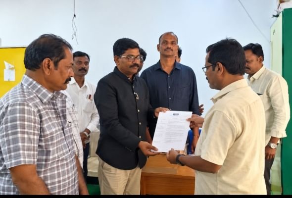 విదేశాల్లో పుట్టిన వారికి చైర్మన్ పదవా? విచారణ జరపాలి.