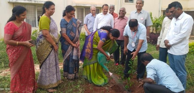వెటర్నరీ కళాశాలలో మొక్కలు నాటిన రెడ్ క్రాస్ ప్రతినిధులు