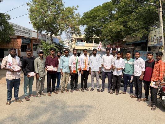 21వ డివిజన్లో కూటమి అభ్యర్థి వెంకట సాయికి మద్దతుగా కదిలిన యువసేన..  ఇంటింటా ప్రచారంలో దూసుకుపోతున్న జనసేన..