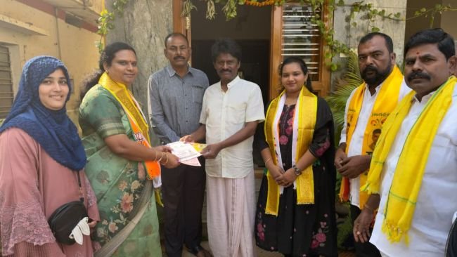 నగరంలో ముమ్మరంగా ఎమ్మెల్యే దగ్గుపాటి సతీమణి శ్రీలక్ష్మి, కుమార్తె అశ్రిత ఎన్నికల ప్రచారం..  45, 48 డివిజన్లలో ప్రచార కార్యక్రమం..   దగ్గుపాటి శ్రీలక్ష్మి కి మహిళల నుంచి అనూహ్య స్పందన   