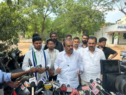 ప్రజాస్వామ్యబద్ధంగా ఎన్నికలు నిర్వహించండి ఎస్పీని కలిసి వివరించిన వైసీపీ, సీపీఐ నేతలు