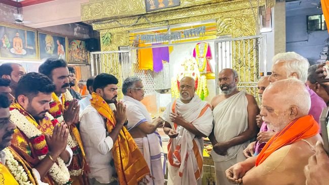 రాఘవేంద్రుడిని దర్శించుకున్న వైసీపీ మేయర్ అభ్యర్థి రమేష్ గౌడ్..  ప్రత్యేక పూజలు.. ఆశీర్వదించిన పండితులు 