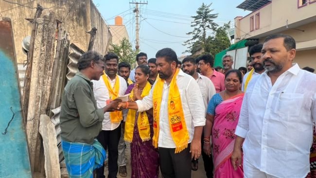 సౌత్ రాజుపాలెంలో ఆనం వెంకట రమణారెడ్డితో కలిసి ప్రచారంలో పాల్గొన్న కోటంరెడ్డి గిరిధర్ రెడ్డి