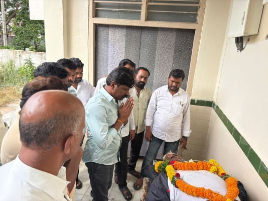 అంబటి అంజయ్యకు ఎమ్మెల్యే వేముల వీరేశం నివాళి  
