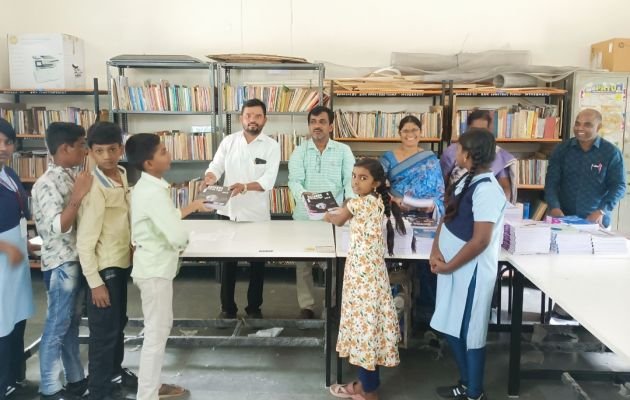 *గ్రామ సర్పంచ్ తిమ్మాపురం సంపత్ రావు  ఆధ్వర్యంలో హైస్కూల్ విద్యార్థిని విద్యార్థులకు పుస్తకాలు పంపిణీ*
