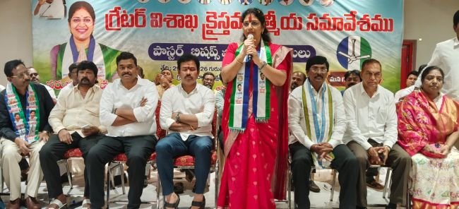 క్రైస్తవ ఆత్మీయ సమావేశం లో పాల్గొన్న  కె.కె రాజు, మేయర్ అభ్యర్థి వరుదు కళ్యాణి