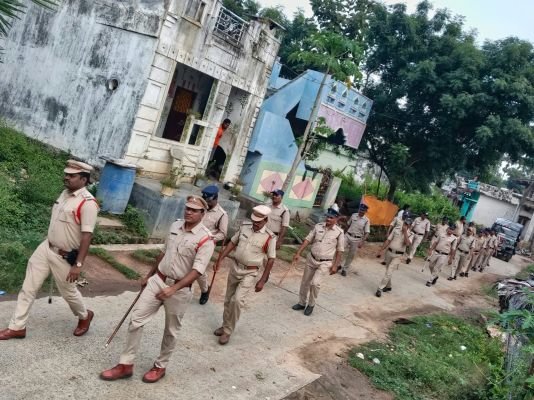 హైపర్ సెన్సిటివ్ గ్రామాల్లో పోలీసుల ఫ్లాగ్ మార్చ్
