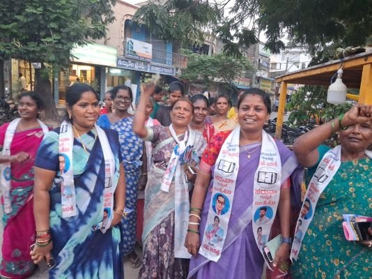 స్వతంత్ర అభ్యర్థికి భారీగా మహిళల మద్దతు... బీరువా గుర్తుకే జై కొడుతున్న మహిళా లోకం
