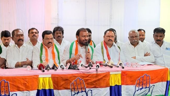 రాజకీయ లబ్ధి కోసమే ఈటల పాదయాత్ర: డీసీసీ అధ్యక్షుడు వజ్రేష్‌ యాదవ్‌