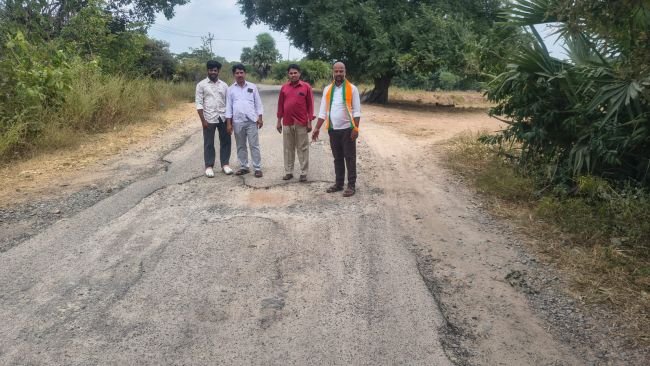 గుంతలమయంగా ఘనపూర్ గేటు–చేల్లాపూర్ రోడ్డు.. నూతన రోడ్డు నిర్మించాలి: బీజేవైఎం అసెంబ్లీ కన్వీనర్ గడుసు మహిపాల్